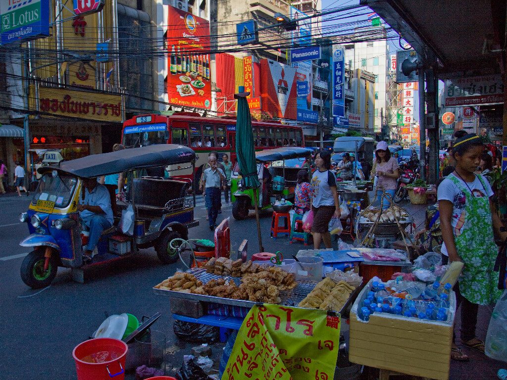 urban-photo-of-the-busy-streets-of-the-chinatown-district-of-bangkok-in-thailand